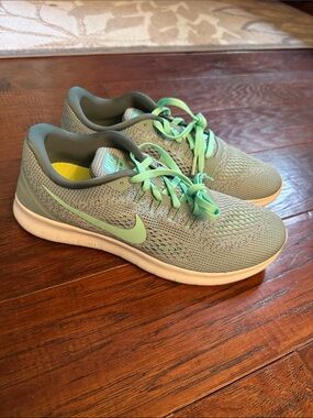 Nike Women’s Mint Green Athletic Running Shoes new
